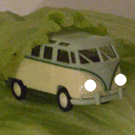 Kleinbus in Salatblatt